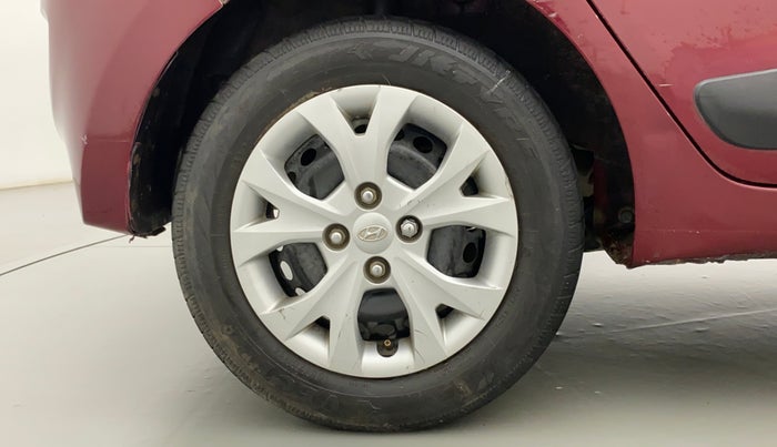 2014 Hyundai Grand i10 MAGNA 1.2 VTVT, CNG, Manual, 1,00,217 km, Right Rear Wheel