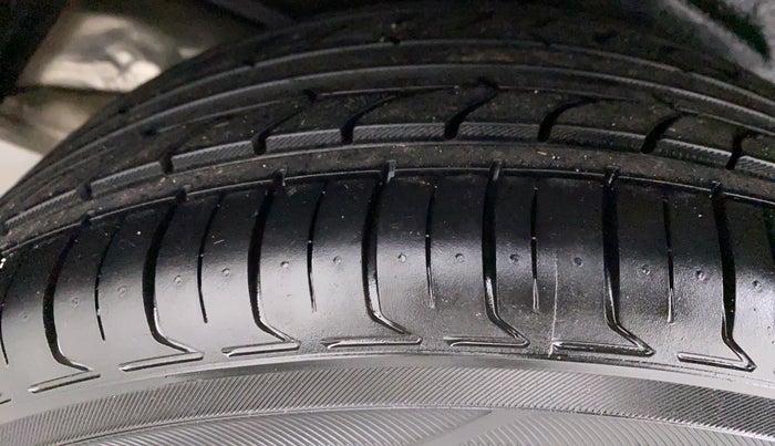 2016 Toyota Corolla Altis VL AT, Petrol, Automatic, 1,37,038 km, Right Rear Tyre Tread