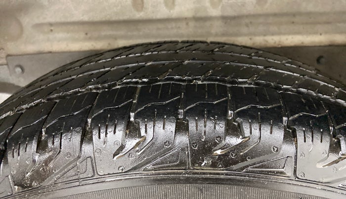 2014 Mahindra Scorpio VLX 2WD AIRBAG, Diesel, Manual, 71,234 km, Left Rear Tyre Tread