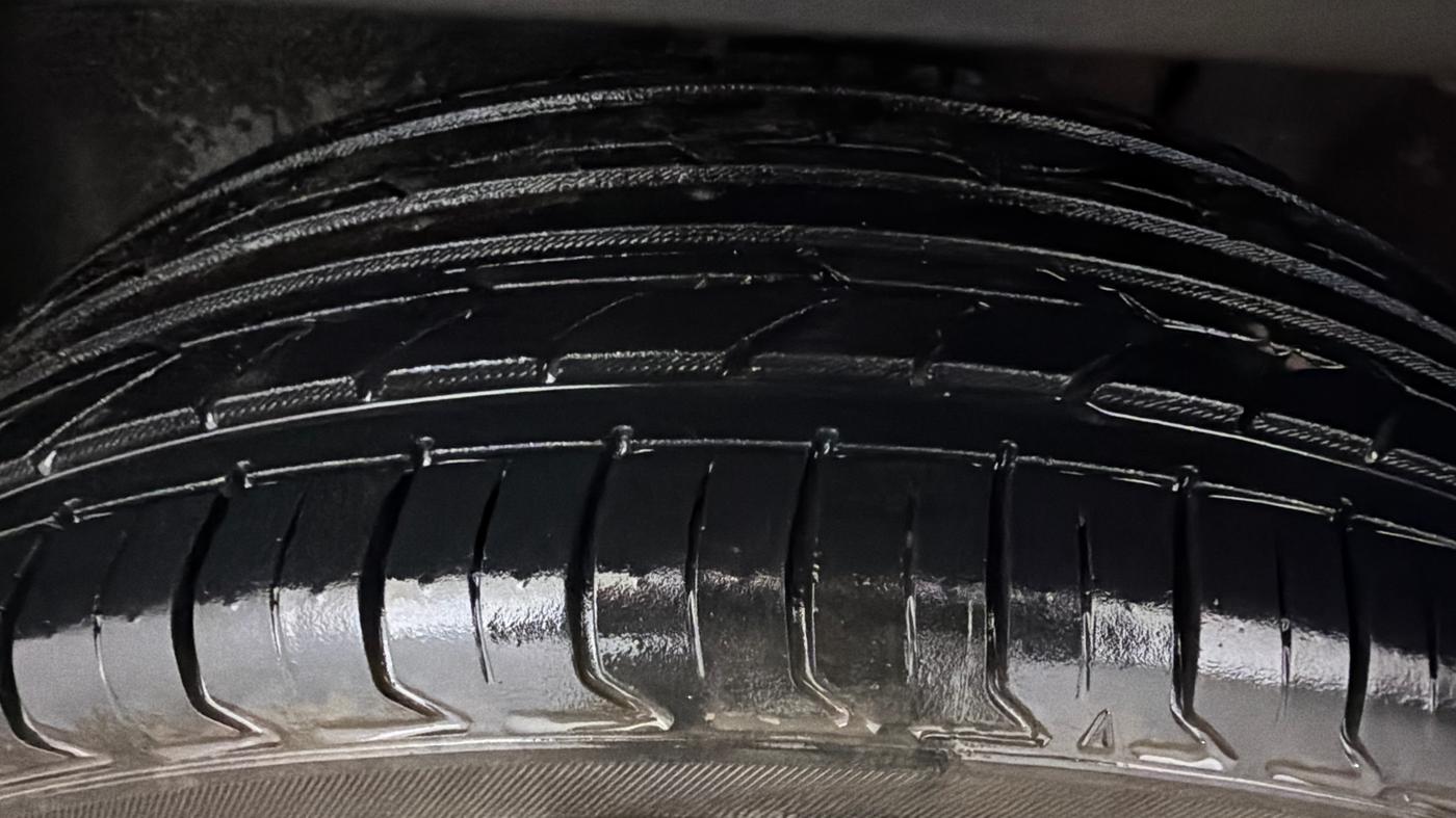 2023 Tata PUNCH ACCOMPLISHED DAZZLE SUNROOF CNG MT, CNG, Manual, 81,360 km, Left Front Tyre Tread