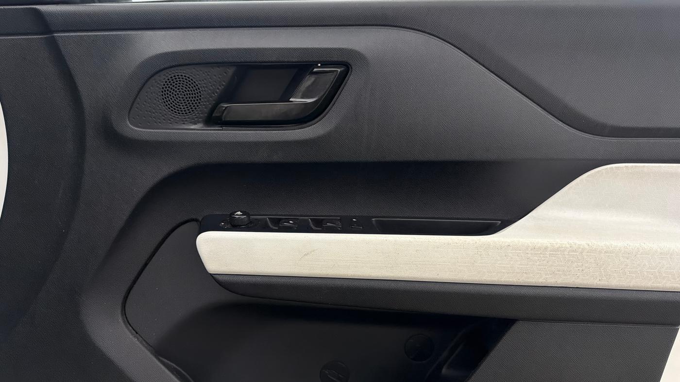 2023 Tata PUNCH ACCOMPLISHED DAZZLE SUNROOF CNG MT, CNG, Manual, 81,360 km, Driver Side Door Panels Control