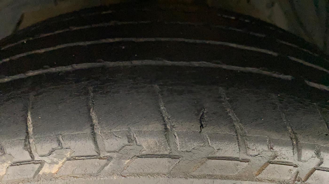 2016 Mahindra XUV500 W10, Diesel, Manual, 74,471 km, Left Front Tyre Tread