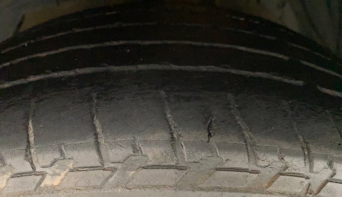 2016 Mahindra XUV500 W10, Diesel, Manual, 74,471 km, Left Front Tyre Tread