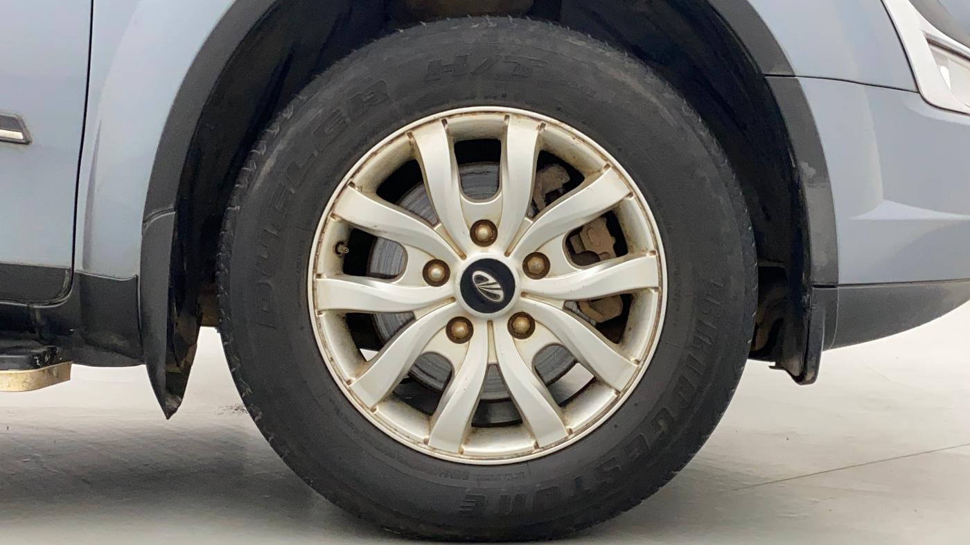 2016 Mahindra XUV500 W10, Diesel, Manual, 74,471 km, Right Front Wheel
