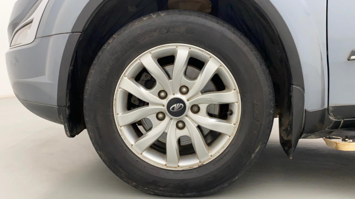 2016 Mahindra XUV500 W10, Diesel, Manual, 74,471 km, Left Front Wheel