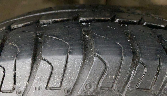2015 Maruti Wagon R 1.0 LXI CNG AVANCE LIMITED EDITION, CNG, Manual, 1,06,102 km, Right Front Tyre Tread