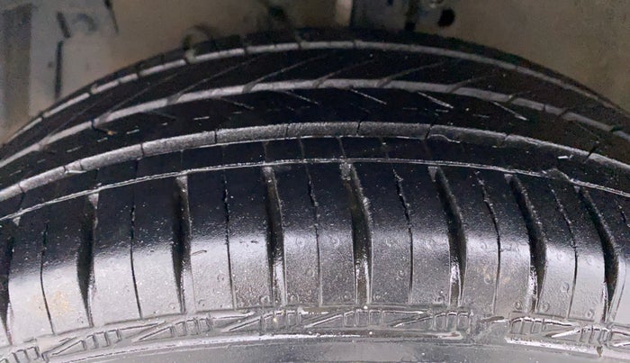 2015 Maruti Swift ZXI D, Petrol, Manual, 18,443 km, Left Front Tyre Tread