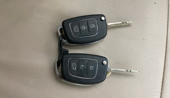 2014 Hyundai Xcent SX 1.2 (O), Petrol, Manual, 1,04,349 km, Key Close Up