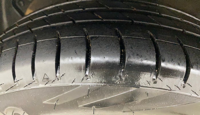 2014 Hyundai Xcent SX 1.2 (O), Petrol, Manual, 1,04,349 km, Left Front Tyre Tread