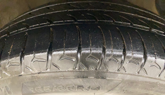 2014 Hyundai Xcent SX 1.2 (O), Petrol, Manual, 1,04,349 km, Right Front Tyre Tread