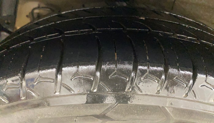 2014 Hyundai Xcent SX 1.2 (O), Petrol, Manual, 1,04,349 km, Right Rear Tyre Tread