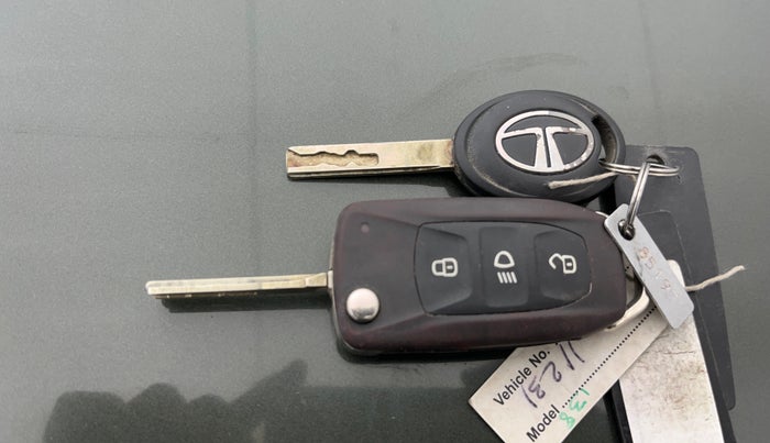 2020 Tata NEXON XE PETROL, Petrol, Manual, 18,527 km, Key Close Up