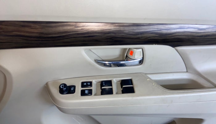 2020 Maruti Ertiga ZXI+ SHVS, Petrol, Manual, 46,413 km, Driver Side Door Panels Control