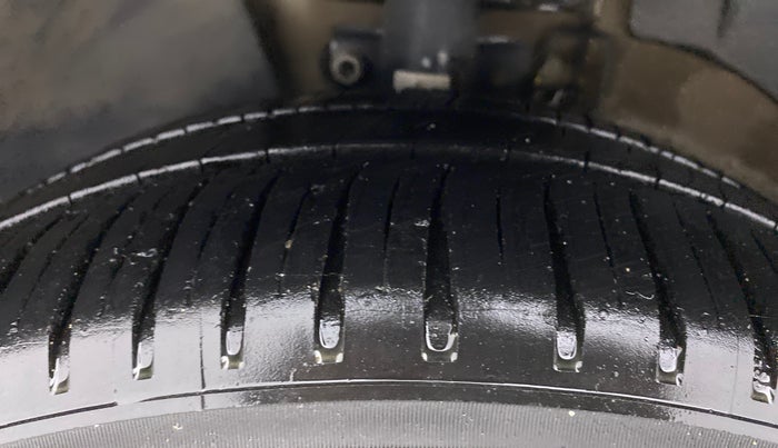 2012 Skoda Rapid AMBITION 1.6 TDI CR MT, Diesel, Manual, 51,118 km, Left Front Tyre Tread