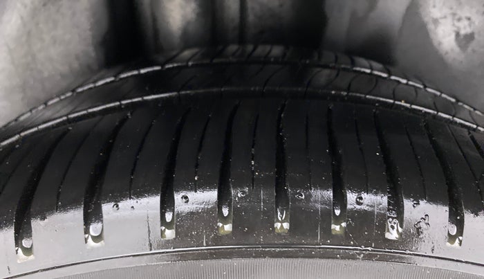 2012 Skoda Rapid AMBITION 1.6 TDI CR MT, Diesel, Manual, 51,118 km, Right Rear Tyre Tread