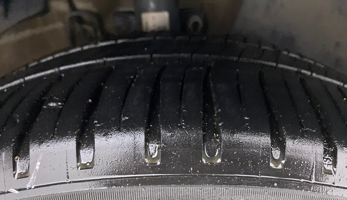 2012 Skoda Rapid AMBITION 1.6 TDI CR MT, Diesel, Manual, 51,118 km, Right Front Tyre Tread