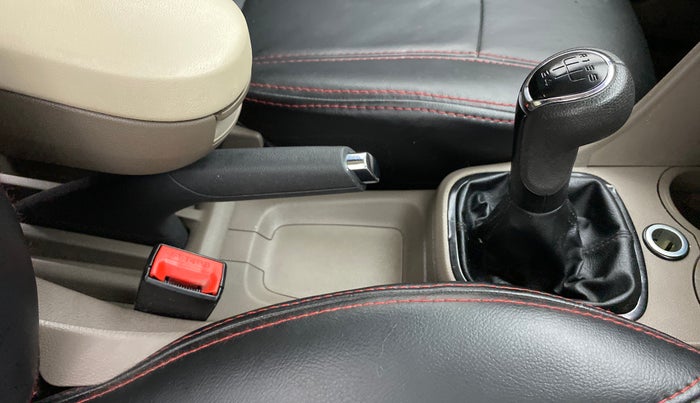 2012 Skoda Rapid AMBITION 1.6 TDI CR MT, Diesel, Manual, 51,118 km, Gear Lever