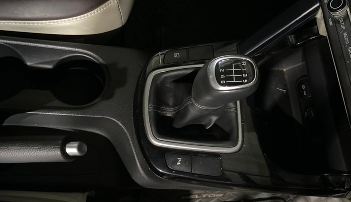 2023 KIA SELTOS HTX PETROL 1.5, Petrol, Manual, 19,512 km, Gear Lever