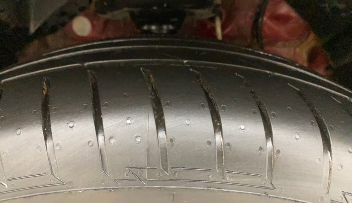 2021 Mahindra XUV300 W6 1.5 DIESEL AMT, Diesel, Automatic, 1,26,069 km, Right Front Tyre Tread