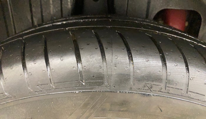 2021 Mahindra XUV300 W6 1.5 DIESEL AMT, Diesel, Automatic, 1,26,069 km, Right Rear Tyre Tread