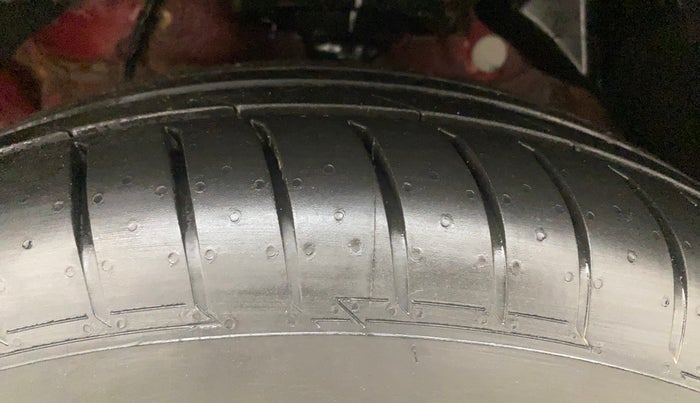 2021 Mahindra XUV300 W6 1.5 DIESEL AMT, Diesel, Automatic, 1,26,069 km, Left Front Tyre Tread