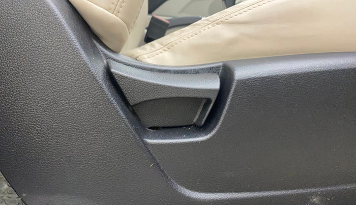 2021 Mahindra XUV300 W6 1.5 DIESEL AMT, Diesel, Automatic, 1,26,069 km, Driver Side Adjustment Panel