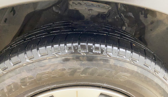 2020 Mahindra XUV300 W6 1.2 PETROL, Petrol, Manual, 99,728 km, Right Front Tyre Tread