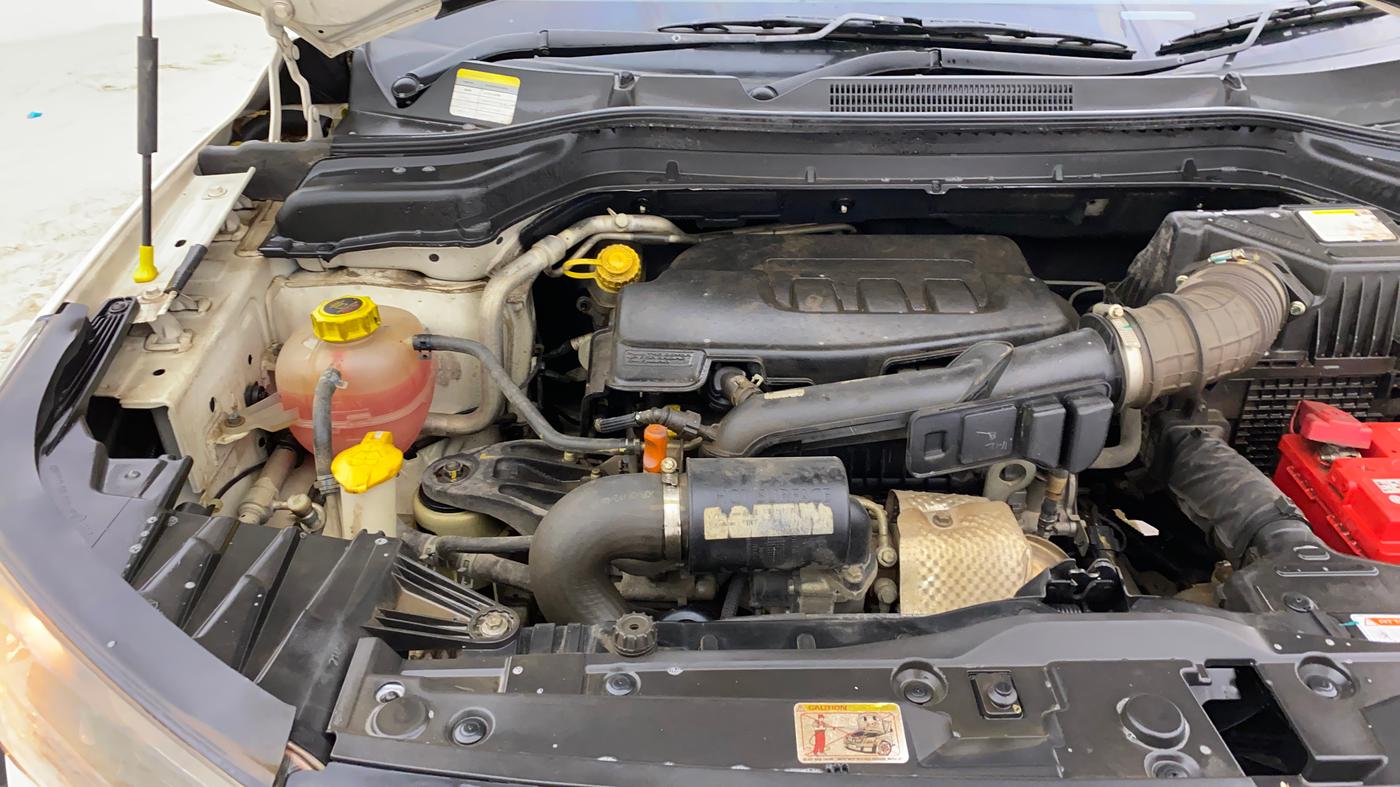 2020 Mahindra XUV300 W6 1.2 PETROL, Petrol, Manual, 99,774 km, Engine View - Right