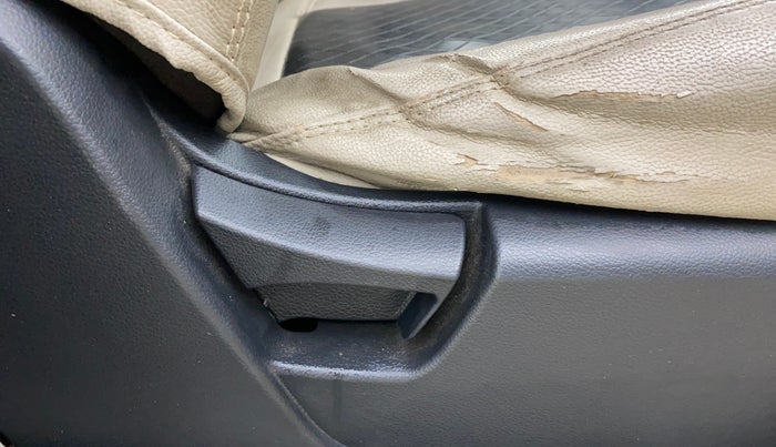 2020 Mahindra XUV300 W6 1.2 PETROL, Petrol, Manual, 99,728 km, Driver Side Adjustment Panel