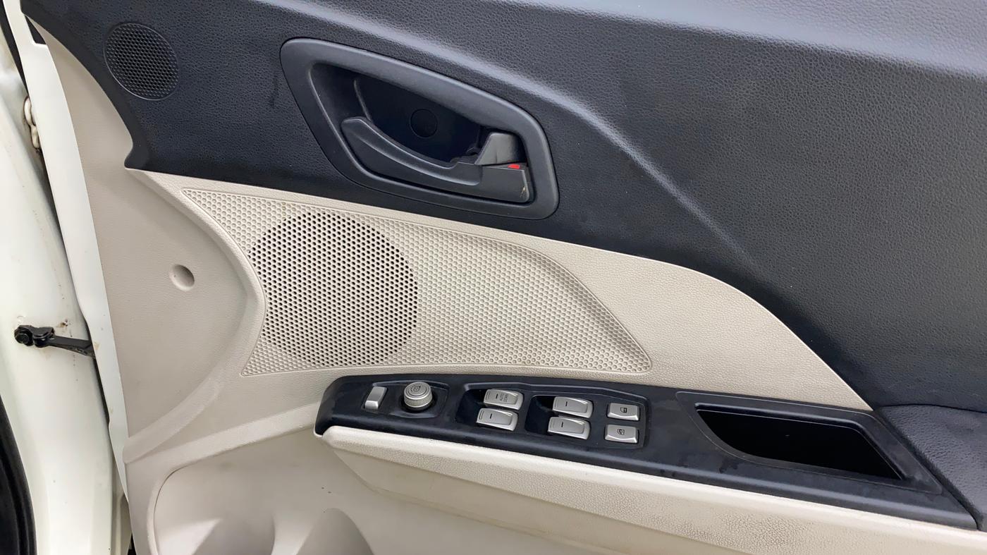 2020 Mahindra XUV300 W6 1.2 PETROL, Petrol, Manual, 99,774 km, Driver Side Door Panels Control