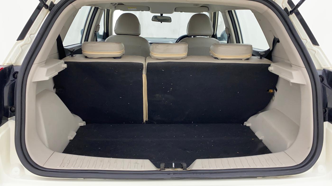 2020 Mahindra XUV300 W6 1.2 PETROL, Petrol, Manual, 99,774 km, Boot Inside