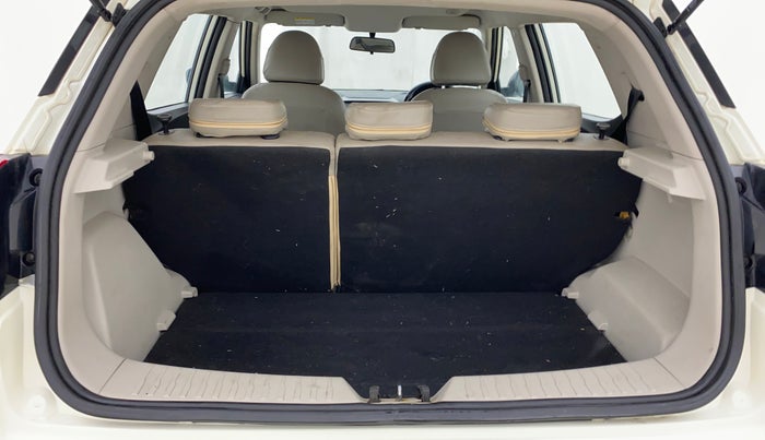 2020 Mahindra XUV300 W6 1.2 PETROL, Petrol, Manual, 99,728 km, Boot Inside