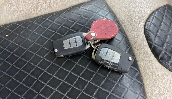 2020 Mahindra XUV300 W6 1.2 PETROL, Petrol, Manual, 99,728 km, Key Close Up