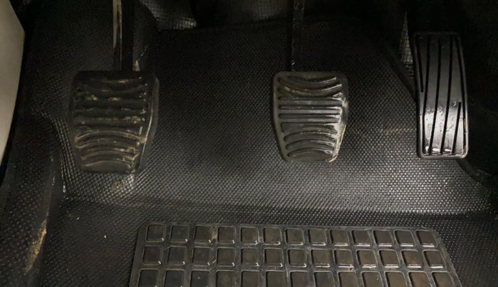 2020 Mahindra XUV300 W6 1.2 PETROL, Petrol, Manual, 99,728 km, Pedals