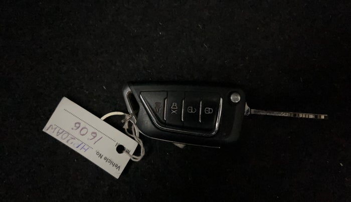 2023 Maruti Swift LXI, Petrol, Manual, 30,395 km, Key Close Up