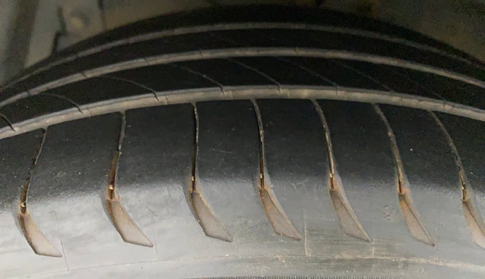 2017 Maruti Ciaz ZXI+, Petrol, Manual, 71,343 km, Left Front Tyre Tread