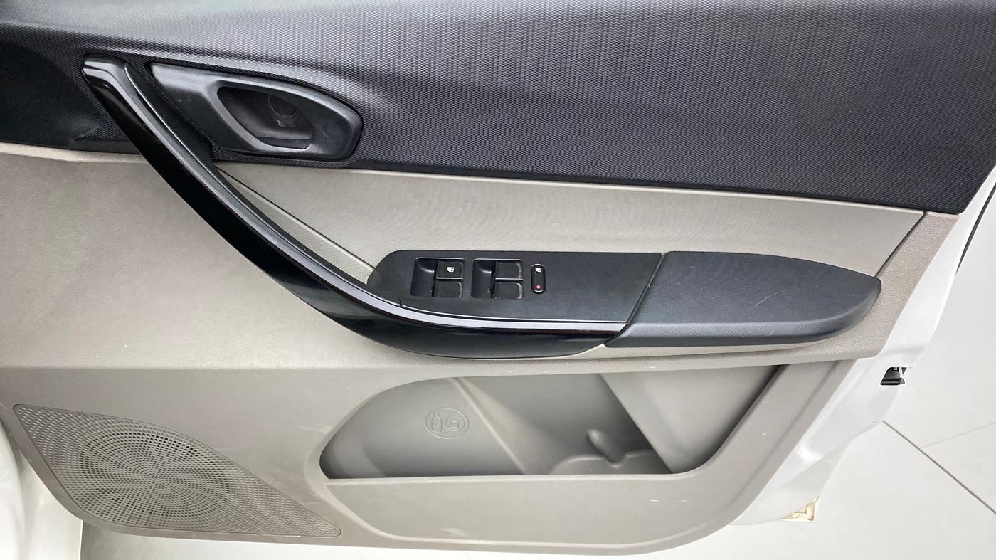 2019 Tata Tiago XT 1.2 REVOTRON, Petrol, Manual, 29,831 km, Driver Side Door Panels Control
