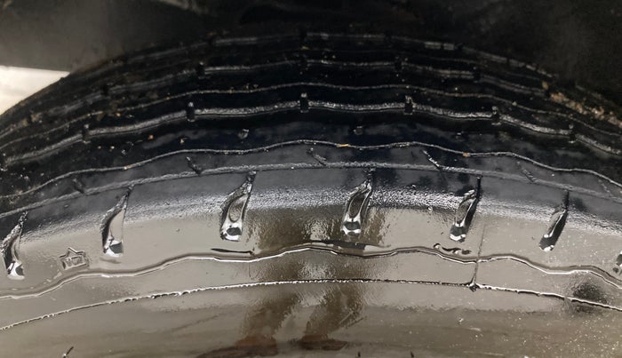 2019 Maruti Eeco 5 STR WITH A/C+HTR CNG, CNG, Manual, 51,817 km, Left Front Tyre Tread