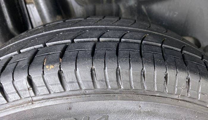 2018 Maruti Swift VXI, Petrol, Manual, 90,371 km, Right Rear Tyre Tread