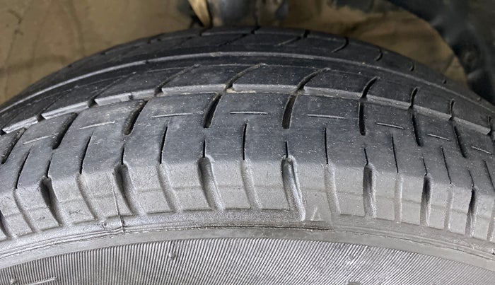 2018 Maruti Swift VXI, Petrol, Manual, 90,371 km, Right Front Tyre Tread