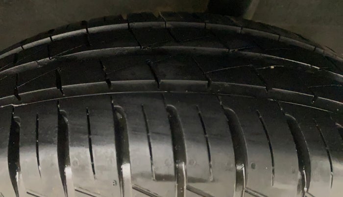 2024 Renault Kwid CLIMBER AMT 1.0, Petrol, Automatic, 5,049 km, Left Rear Tyre Tread