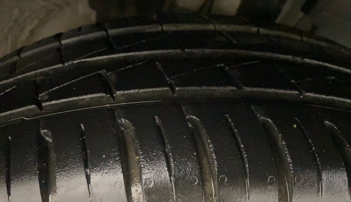 2024 Renault Kwid CLIMBER AMT 1.0, Petrol, Automatic, 5,049 km, Right Front Tyre Tread