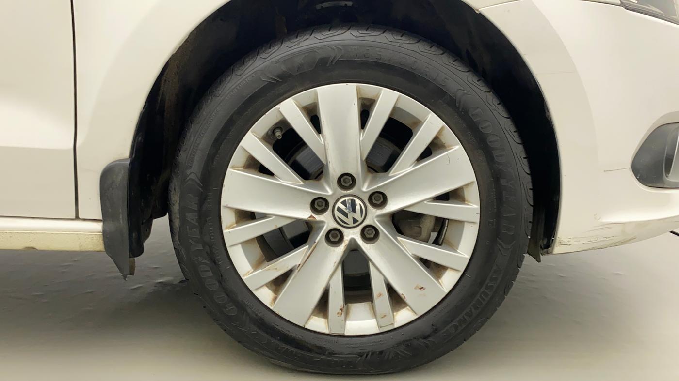 2015 Volkswagen Vento HIGHLINE PETROL AT, Petrol, Automatic, 53,803 km, Right Front Wheel