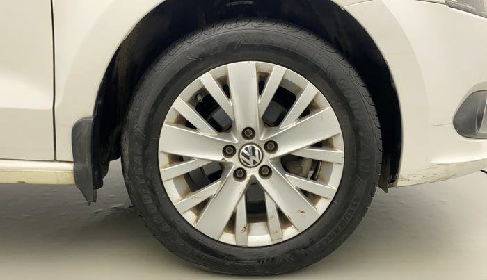 2015 Volkswagen Vento HIGHLINE PETROL AT, Petrol, Automatic, 53,803 km, Right Front Wheel