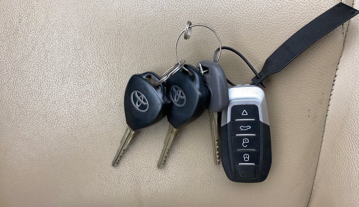 2014 Toyota Fortuner 3.0 4X2 AT, Diesel, Automatic, 82,343 km, Key Close Up