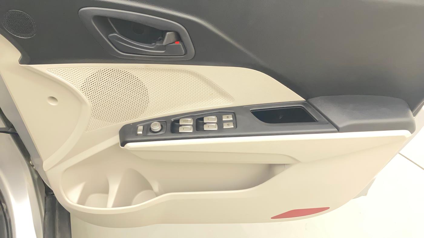 2021 Mahindra XUV300 W6 1.2 PETROL, Petrol, Manual, 41,421 km, Driver Side Door Panels Control