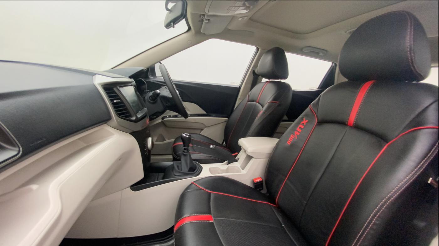 2021 Mahindra XUV300 W6 1.2 PETROL, Petrol, Manual, 41,421 km, Right Side Front Door Cabin