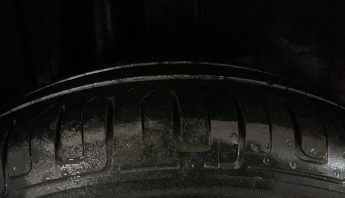 2014 Maruti Swift LXI, Petrol, Manual, 61,207 km, Right Rear Tyre Tread