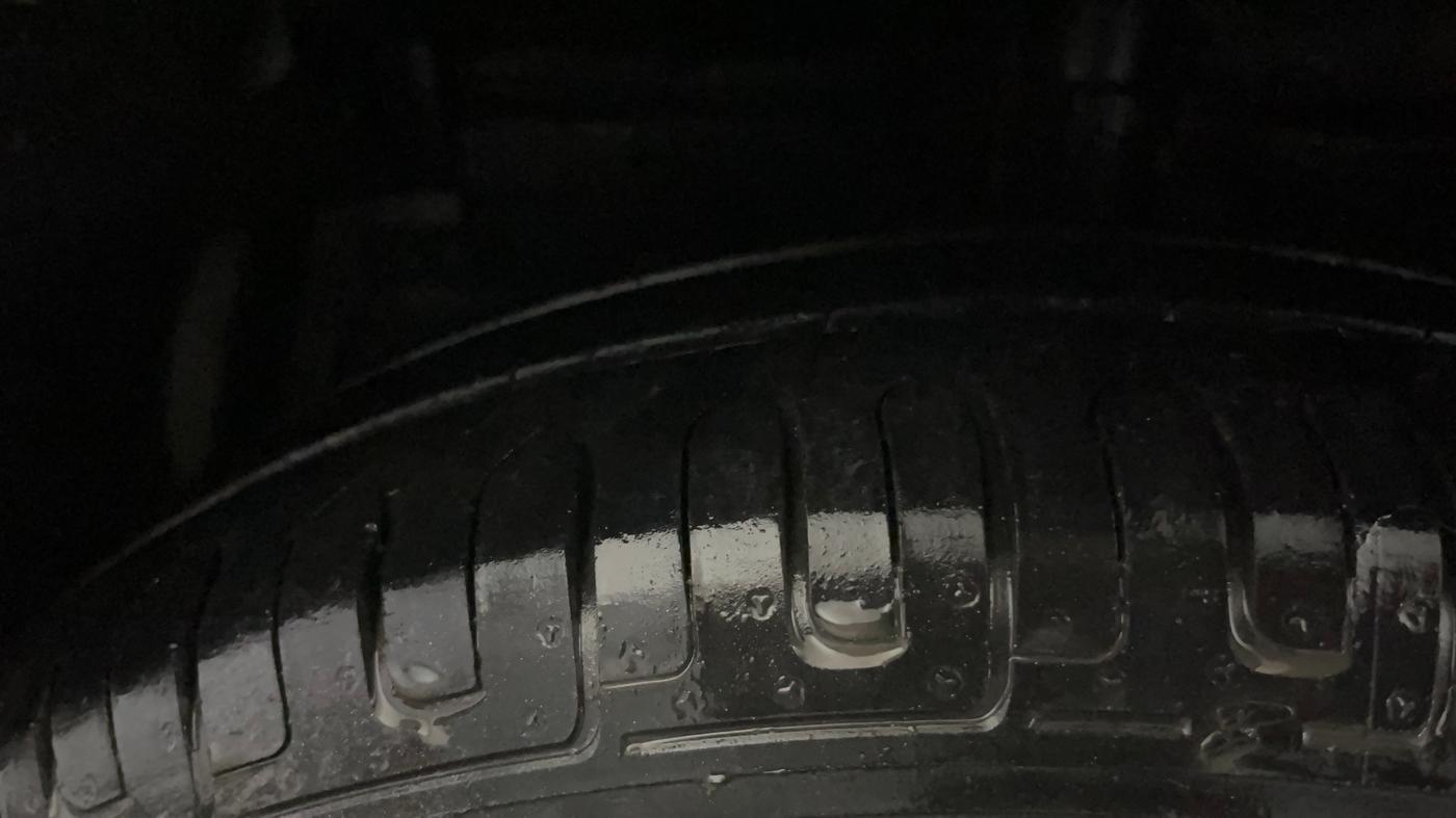 2014 Maruti Swift LXI, Petrol, Manual, 61,207 km, Left Front Tyre Tread