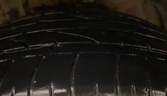 2021 Mahindra XUV300 W6 1.2 PETROL AMT, Petrol, Automatic, 47,970 km, Left Front Tyre Tread